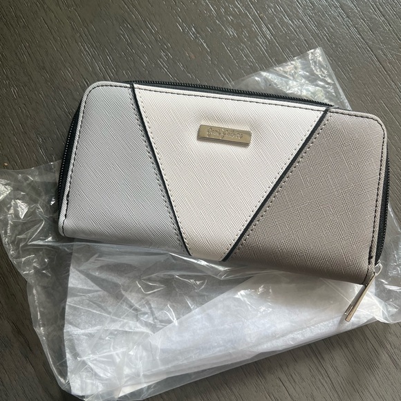 Handbags - NWT Yuni J’Dore zip around wallet